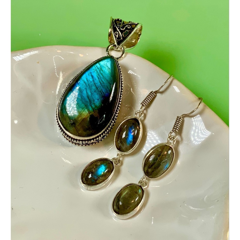 #0-0A: 💙✨ Blue Flash Labradorite Pendant & Dangle Earrings Matching Set ✨💙